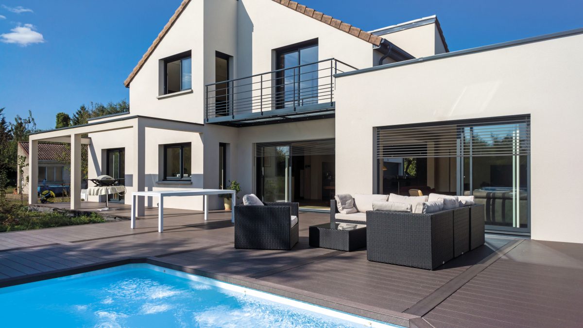 Brise soleil Nina noir moderne sur jolie villa avec piscine | Sonnier, Menuiserie, Panneaux, Bois | Isère (38), Drôme (26), Ardèche (07)