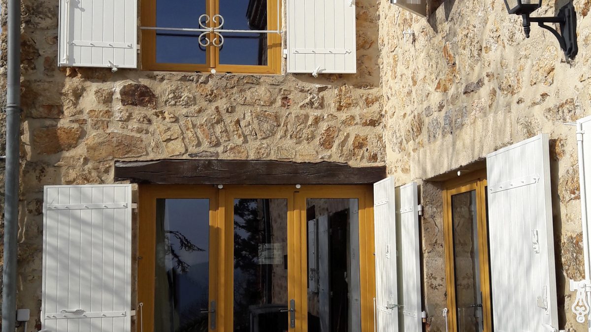 Fenêtre et volets blanc | Sonnier, Menuiserie, Panneaux, Bois | Isère (38), Drôme (26), Ardèche (07)