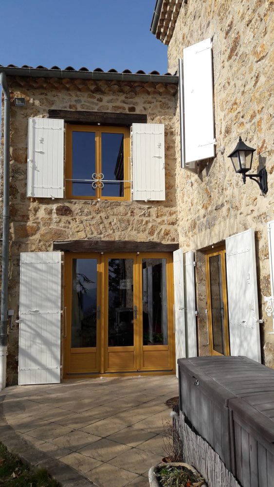 Fenêtre et volets blanc | Sonnier, Menuiserie, Panneaux, Bois | Isère (38), Drôme (26), Ardèche (07)