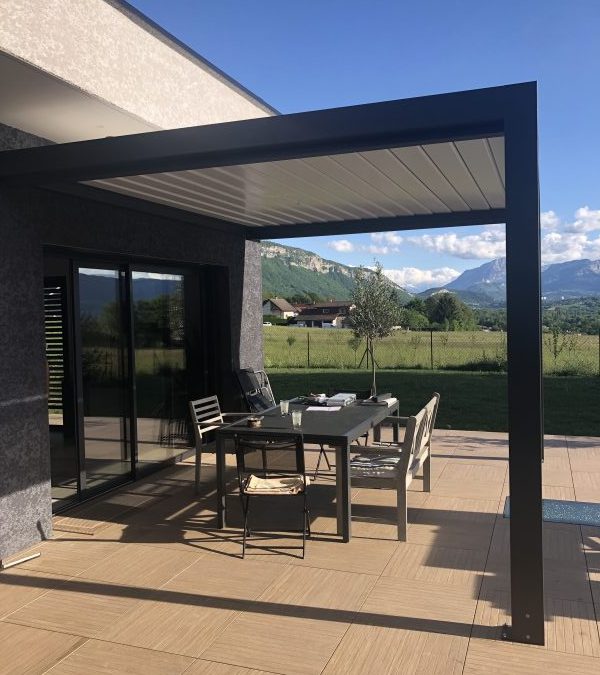 Pergola noire et terrasse | Sonnier, Menuiserie, Panneaux, Bois | Isère (38), Drôme (26), Ardèche (07)