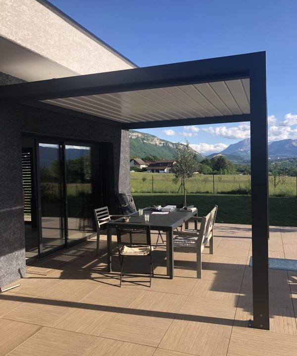 Pergola noire et terrasse | Sonnier, Menuiserie, Panneaux, Bois | Isère (38), Drôme (26), Ardèche (07)