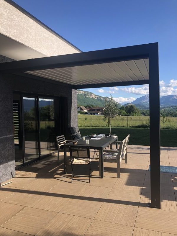 Pergola noire et terrasse | Sonnier, Menuiserie, Panneaux, Bois | Isère (38), Drôme (26), Ardèche (07)