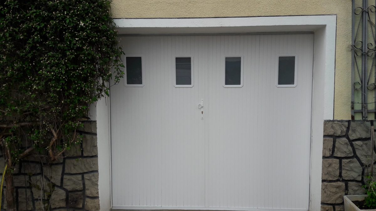 Porte de garage persienne blanche | Sonnier, Menuiserie, Panneaux, Bois | Isère (38), Drôme (26), Ardèche (07)