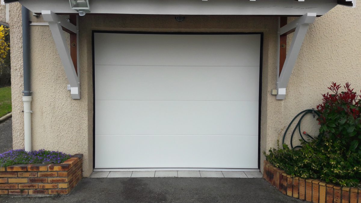 Porte de garage sectionnelle blanche | Sonnier, Menuiserie, Panneaux, Bois | Isère (38), Drôme (26), Ardèche (07)