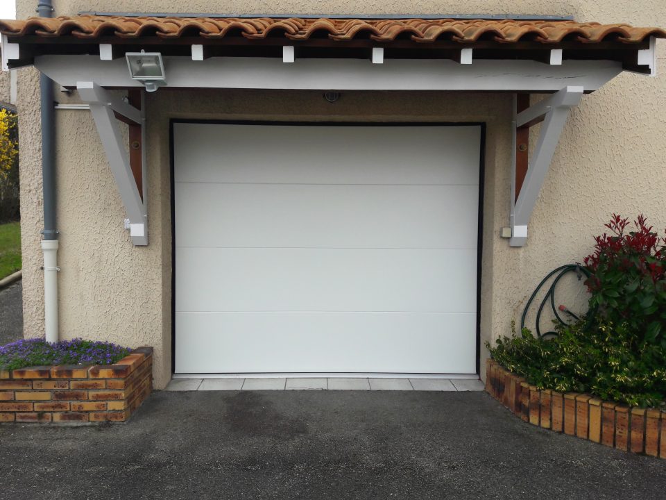 Porte de garage sectionnelle blanche | Sonnier, Menuiserie, Panneaux, Bois | Isère (38), Drôme (26), Ardèche (07)